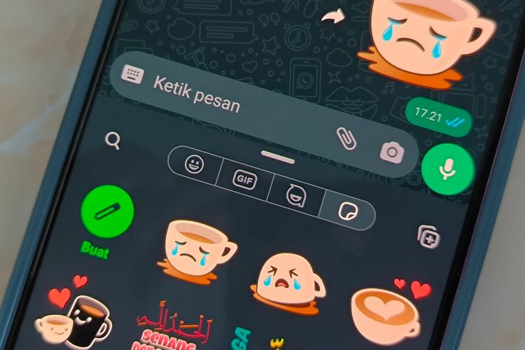 Cara membuat stiker WhatsApp langsung di aplikasi.