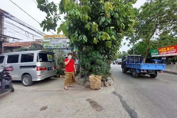 Tampak samping rumah milik Anwar Hidayat. Kediamannya menjorok ke jalan raya sekitar 6 meter di Jalan Maulana Hasanudin, Poris Gaga, Batuceper, Kota Tangerang, sejak tahun 2007 hingga saat ini.