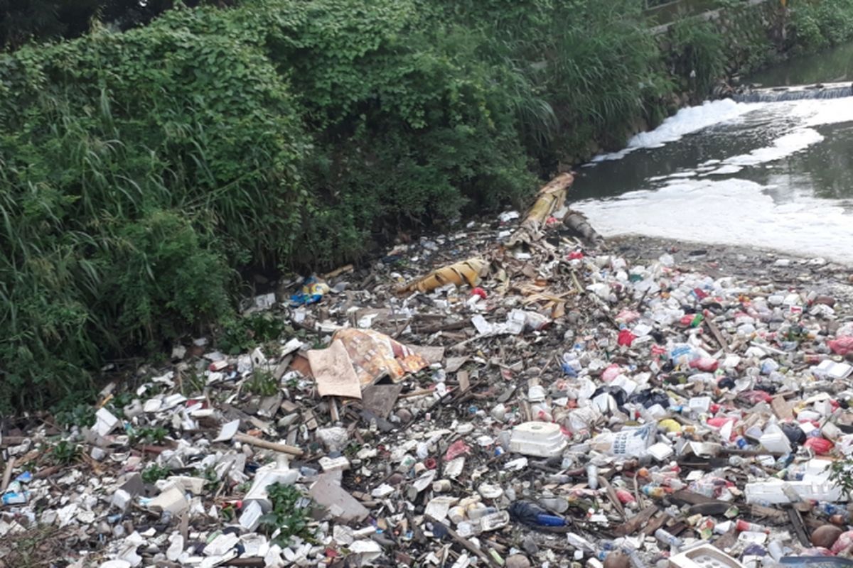 Tampak Kali di Jalan Unisma, Margahayu, Kecamatan Bekasi Timur, Kota Bekasi dipenuhi sampah, Rabu (5/12/2018).