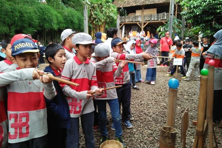 Sejumlah anak sedang mencoba permainan tradisional di Komunitas Hong. 