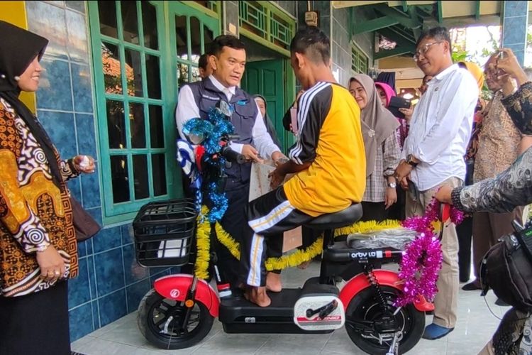 Kepala Dinas Pendidikan Provinsi Jawa Barat Dedi Supandi, memberikan sepeda listrik dan tas kepada anak difabel yang menjadi korban perundungan, Jumat (23/9/2022). Dedi juga menggelar rapat dengan kepala sekolah tingkat SMK di Kabupaten Cirebon untuk evaluasi SMK ramah anak.