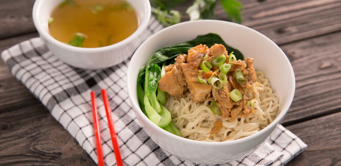 Ilustrasi bakmi ayam kuah.