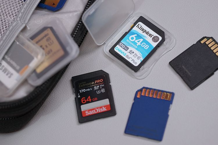 Ilustrasi memory card dan tempat penyimpanannya.