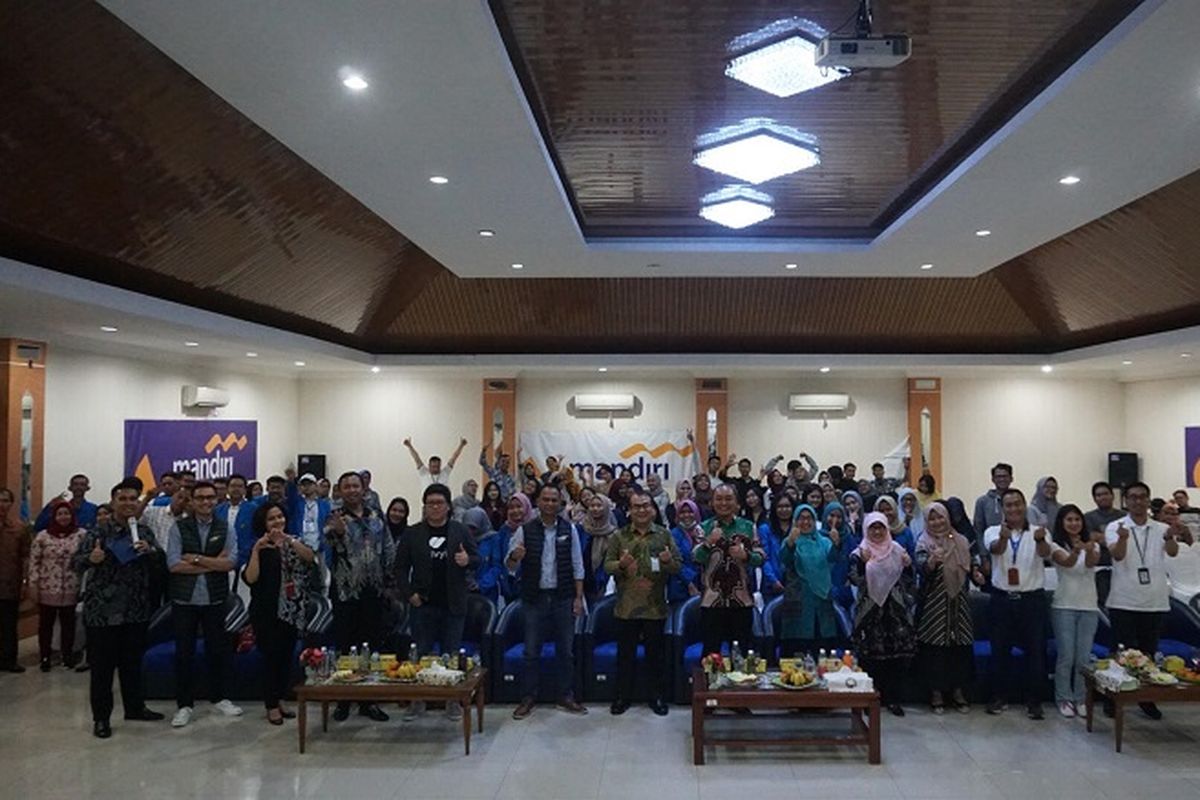 Bank Mandiri bekerjasama dengan Mandiri Capital Indonesia serta Universita Pancasila menggelar program edukasi bertema Mandiri Goes to Campus. Dalam acara tersebut, pihak Bank Mandiri berbagi pengetahuan seputar dunia entreprenurship.