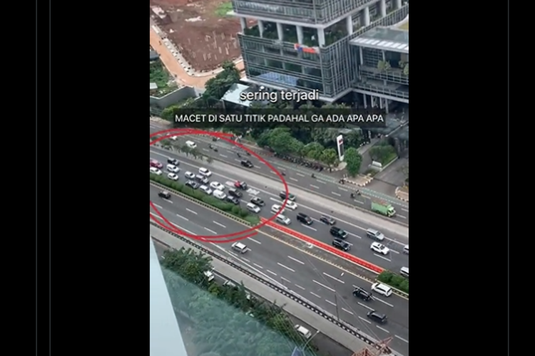 Video kemacetan di satu titik di ruas jalan tol.