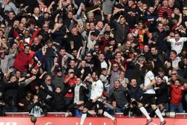 Gelandang Manchester United, Juan Mata, terlihat bergitu gembira seusai mencetak gol ke gawang Liverpool, pada pertandingan lanjutan Premier League, di Stadion Anfield, Minggu (22/3/2015). 