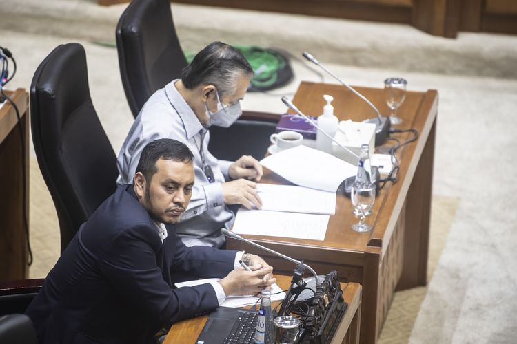 Wakil Ketua Badan Legislasi DPR Willy Aditya (kiri) bersama M Nurdin (kanan) mendengarkan pandangan anggota Badan Legislasi saat Rapat Panja di komplek Parlemen, Jakarta, Selasa (16/11/2021). Rapat Panja tersebut membahas penyusunan RUU tentang penghapusan kekerasan seksual. ANTARA FOTO/Muhammad Adimaja/rwa.