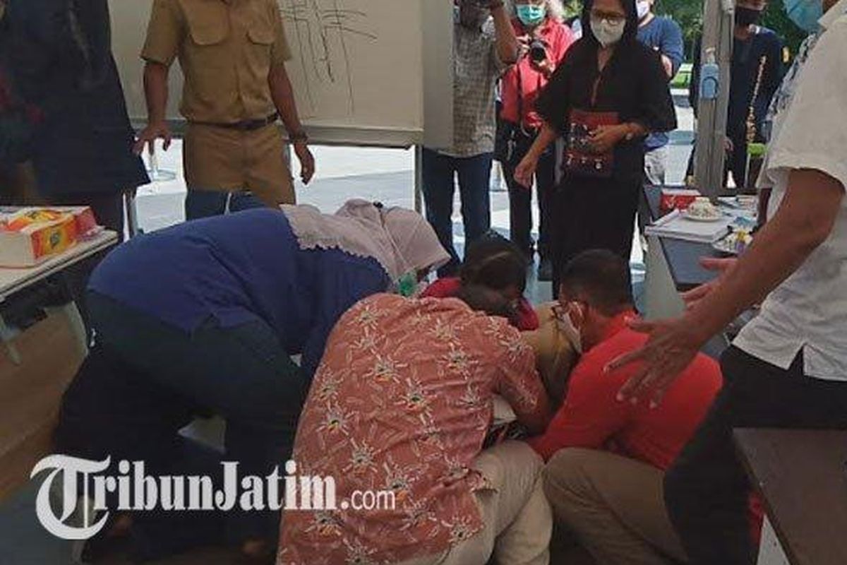 Suasana saat Wali Kota Surabaya Tri Rismaharini sujud saat pertemuan dengan IDI Surabaya, Senin (29/6/2020).