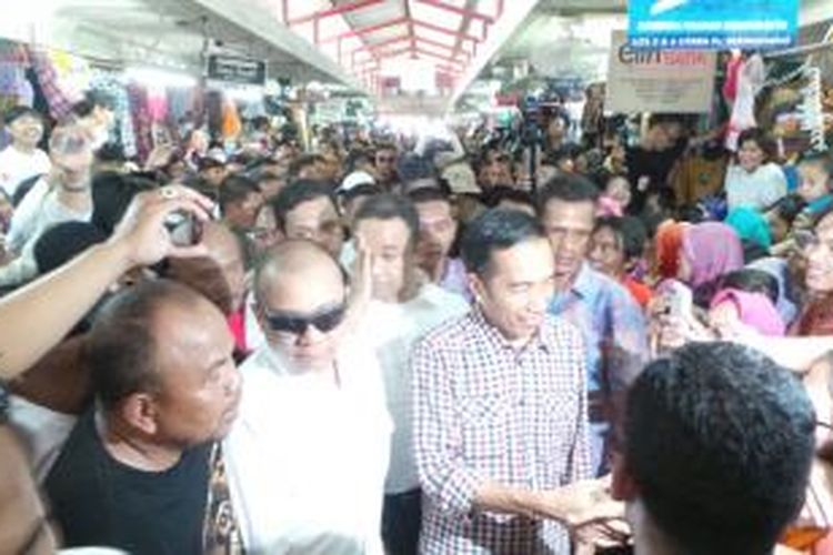 Calon presiden Joko Widodo ketika berkunjung ke Pasar Beringharjo, Yogyakarta