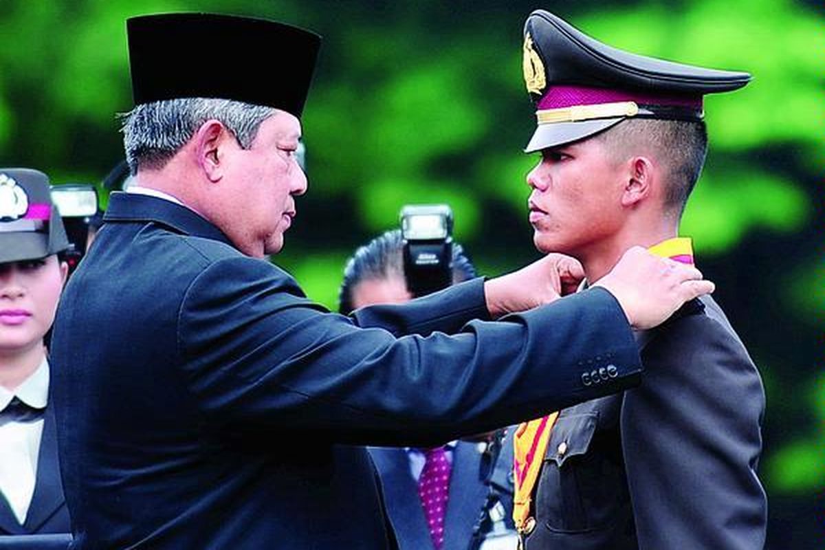 Presiden Susilo Bambang Yudhoyono menyematkan tanda kepangkatan kepada Reza Fahlevi, salah satu lulusan terbaik dari 465 perwira polisi tahun 2010 di Akademi Kepolisian, Kota Semarang, Jawa Tengah, Kamis (16/12). Dalam pelantikan tersebut, Presiden menegaskan perlunya mengembalikan semangat idealisme, jujur, dan profesional dalam memberikan pelayanan terhadap masyarakat.