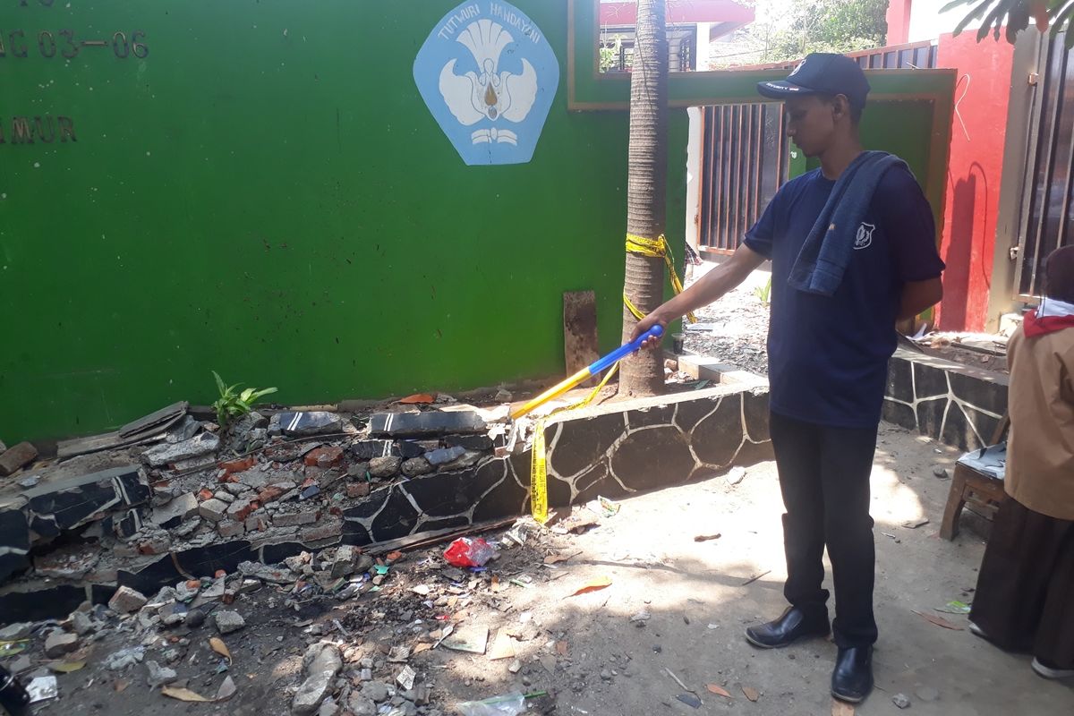 Tempat Kejadian Perkara (TKP) mobil Ertiga B 2469 TOQ tabrak warung minuman di depan SDN Ujung Menteng 02, Cakung Timur, Jakarta Timur, Rabu (27/11/2019).