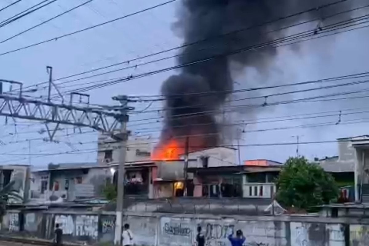 Kebakaran melanda rumah tinggal di Jalan Pademangan Timur RT 08 RW 10 Kelurahan Pademangan Timur, Kecamatan Pademangan, Jakarta Utara pada Sabtu, (22/10/2022). 