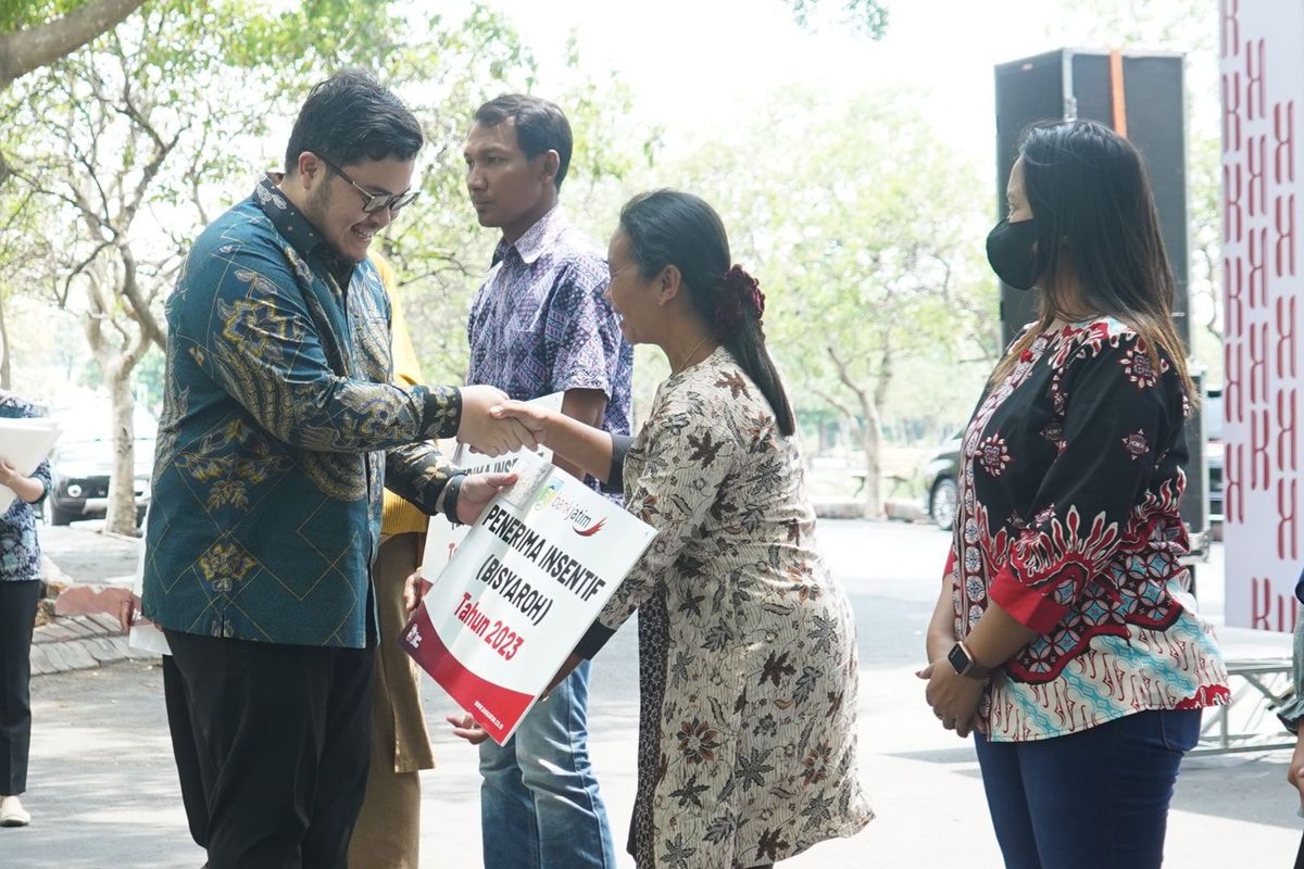 Bupati Kediri Hanindhito Himawan Pramana atau Mas Dhito dalam acara Penyerahan Bisyaroh kepada guru-guru Madin, TPQ, Kristen, Katolik dan Hindu, secara simbolis di kawasan Simpang Lima Gumul, Kabupaten Kediri, Kamis (9/11/2023).