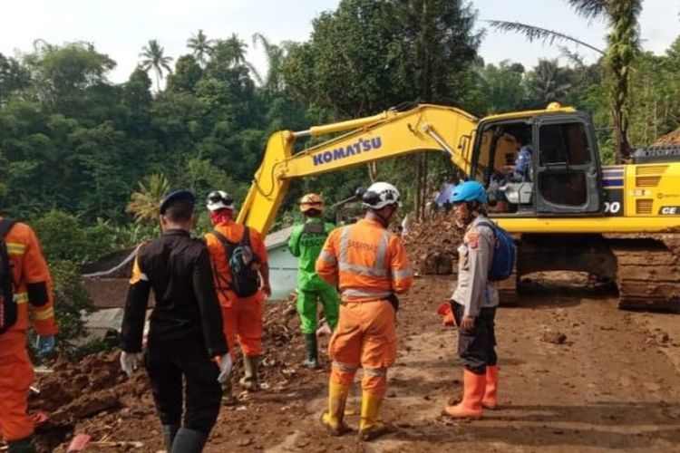 Tim SAR gabungan masih berupaya menemukan delapan jasad warga korban tertimbun longsor di Sate-Sinta-Cijedil dan Jalan Mangunkerta akibat gempa, hingga hari ke-15 belum membuahkan hasil. 