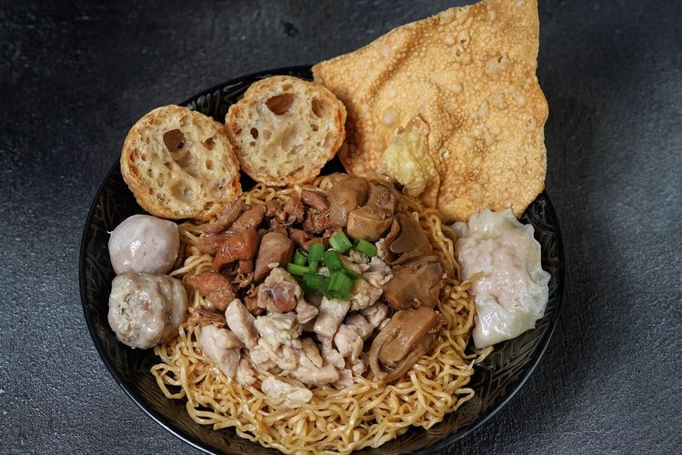 Menu Mie Komplit di Mie Temenan.