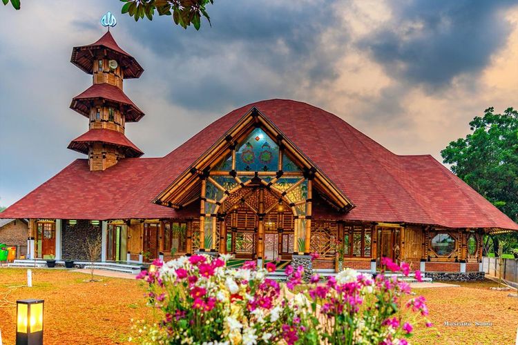 Masjid Bambu Saka Buana di Tol Tangerang-Merak Kilometer 60.