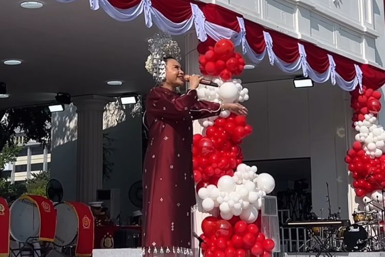 Rossa membawakan lagu ?Indonesia Pusaka? karya Ismail Marzuki yang diaransemen oleh Anto Hoed sebagai pembuka upacara Ulang Tahun ke-80 Republik Indonesia di Istana Merdeka, Jakarta, Minggu (17/8/2025).