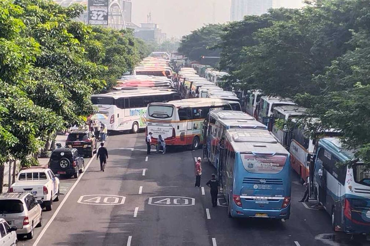 Terparkir dan Padat di Jalan Ahmad Yani Bus yang Siap Membawa Pemudik.