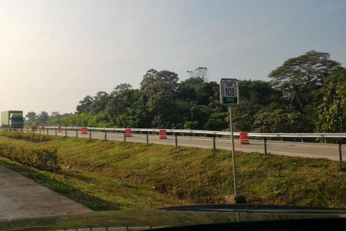 Ruas Tol Cikopo-Palimanan arah Jakarta diberi penanda perbaikan jalan. Foto diambil pada Sabtu (25/6/2016).