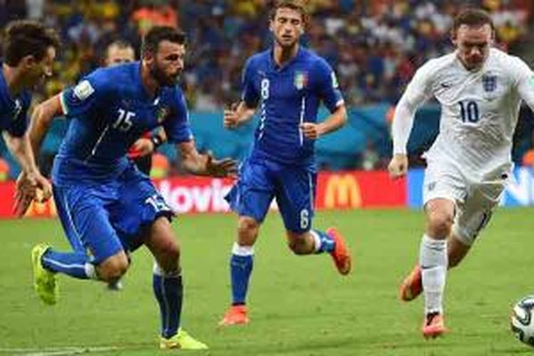 Penyerang Inggris, Wayne Rooney (kanan), dikepung bek Italia, Claudio Marchisio, Andrea Barzagli (2 dari kiri) dan Matteo Darmian (kiri), dalam laga penyisihan Grup D Piala Dunia 2014, 14 Juni 2014.