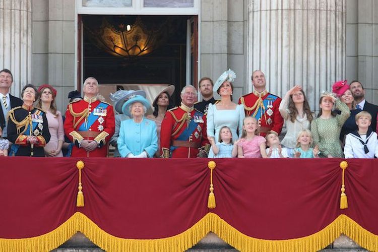 Keluarga kerajaan Inggris di balkon Istana Buckingham.