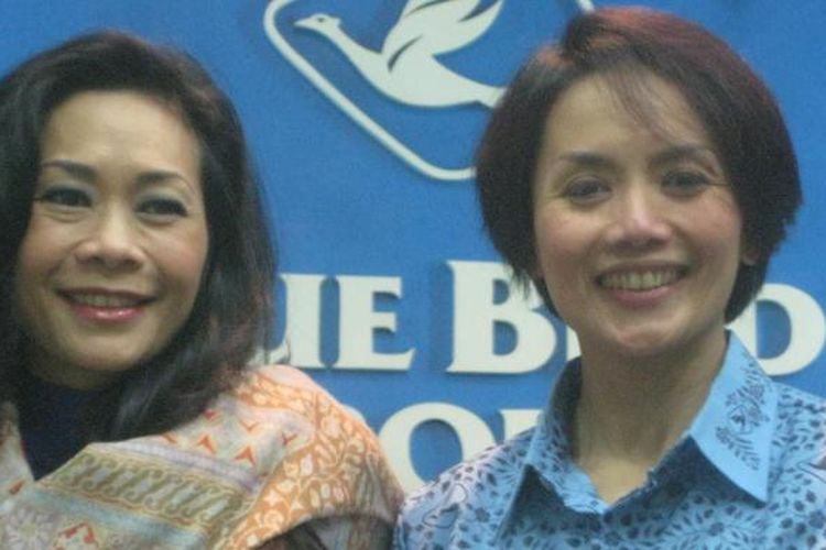 Koordinator Program Blue Bird Peduli Noni Purnomo (kiri) dan Diana Christanti, pengemudi perempuan Blue Bird Bandung (kanan). 