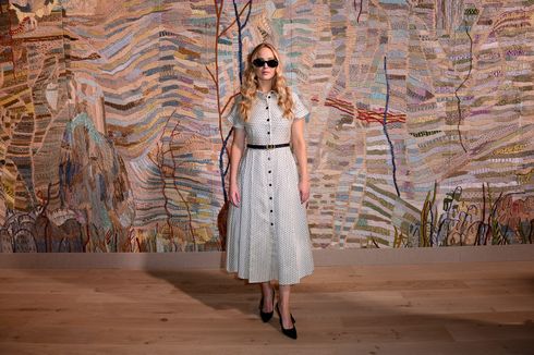 Jennifer Lawrence Pamer Gaya Santai di Ajang Adibusana Dior