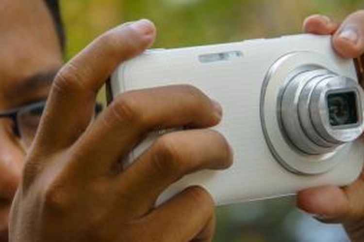 Dari belakang, Samsung Galaxy K Zoom terlihat mirip kamera saku digital dengan rangkaian lensa dan flash xenon miliknya  