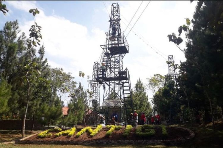 Suasana di lokasi wisata Cantigi Camp, di Jalan Raya Cileunyi, salah satu tempat wisata Bandung Timur.