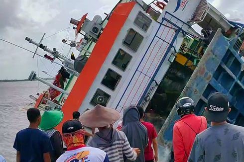 Kapal Feri KMP Bili Terbalik, Petugas Penyelamat Cari Korban yang Terjebak 