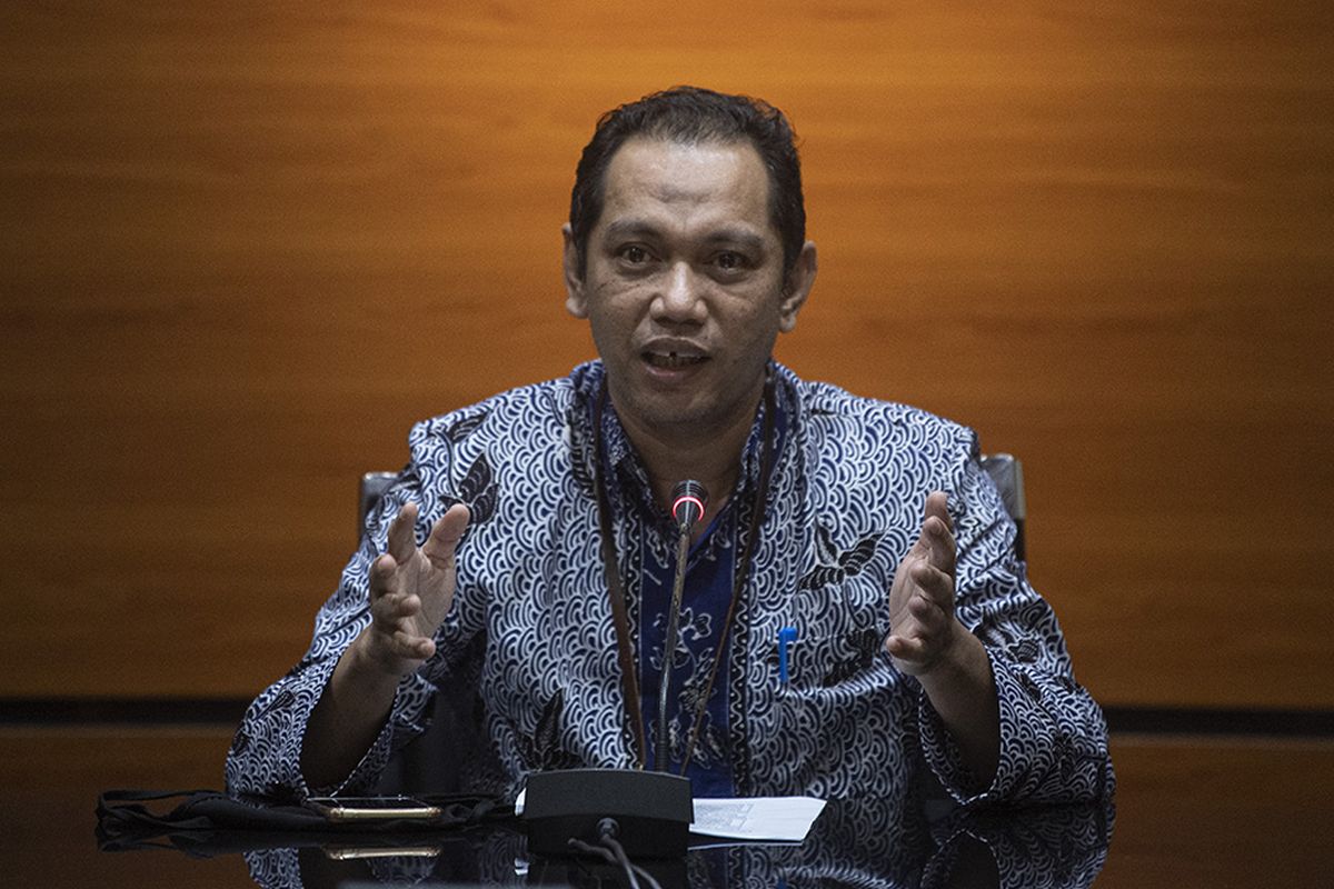 Pimpinan KPK Nurul Ghufron menyampaikan keterangan pers tentang penahanan mantan mantan anggota DPRD Provinsi Sumatera Utara periode 2009-2014 dan 2014-2019 di gedung KPK, Jakarta, Rabu (22/7/2020). KPK menahan 11 orang tersangka yang merupakan mantan anggota DPRD Sumut yaitu Sudirman Halawa, Rahmad Pardamean Hasibuan, Megalia Agustina, Ida Budiningsi, Syamsul Hilal, Robert Nainggolan, Ramli, Layani Sinukaban, Jamaluddin Hasibuan dan Irwansyah Damanik terkait kasus suap dari mantan Gubernur Sumut Gatot Pujo Nugroho.