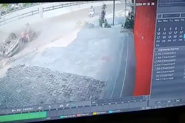 Tangkapan layar CCTV yang merekam detik-detik sebuah mobil menabrak trotoar hingga terbalik dan menyenggol pengendaraa sepeda motor di Kentungan, Depok, Sleman, Yogyakarta, Jumat (22/3/2024).