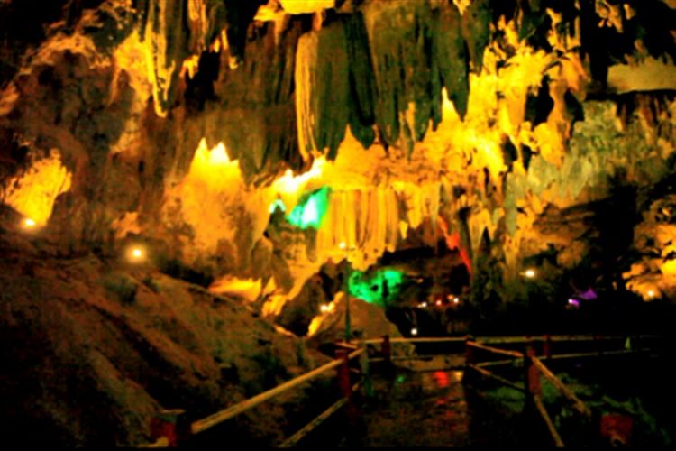 Aneka bebatuan indah dipadu lampu aneka warna di dalam Gua Lawa. Pemerintah Kabupaten Trenggalek memproyeksikan Goa Lawa sebagai destinasi wisata andalan.  Berbagai pembangunan infrastruktur dilakukan guna meningkatkan jumlah kunjungan wisata.