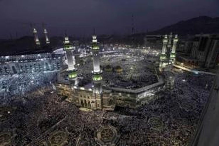 Umat Islam memenuhi Masjidil Haram, menghadap bangunan suci Kakbah di Mekkah, Arab Saudi, bagian dari kegiatan haji, 10 Oktober 2013. Lebih dari dua juta muslim tiba di kota suci ini untuk ibadah haji tahunan.