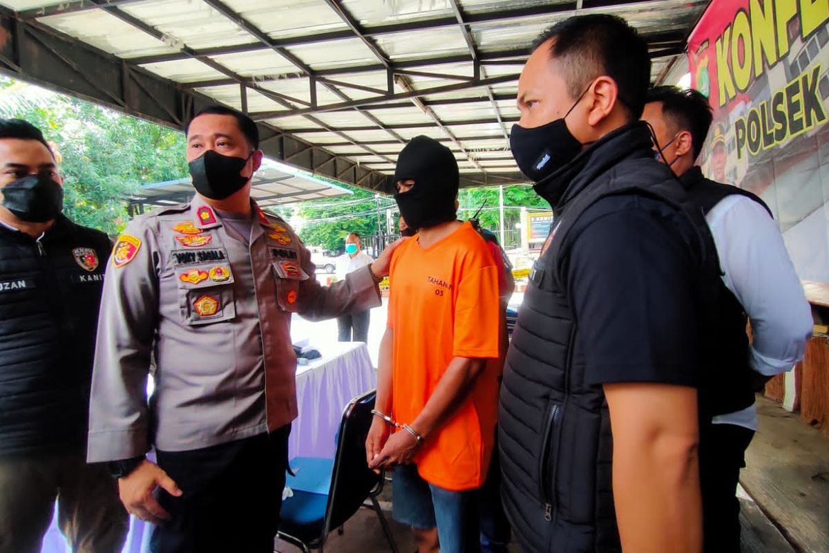 Polsek Kelapa Gading menggelar konferensi pers terkait adanya kasus pembunuhan yang terjadi di Jalan Kelapa Nias Raya, Kelapa Gading, Jakarta Utara, pada Jumat (4/11/2022).