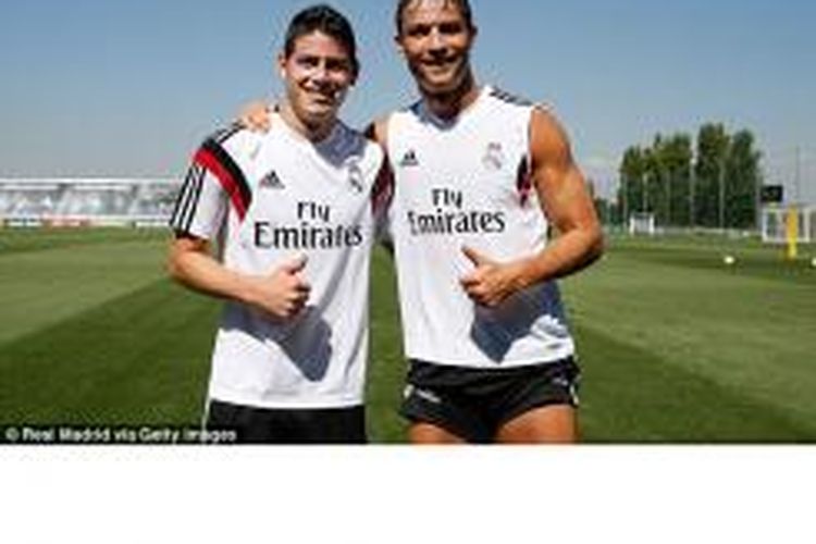 James Rodriguez (kiri) dan Cristiano Ronaldo.