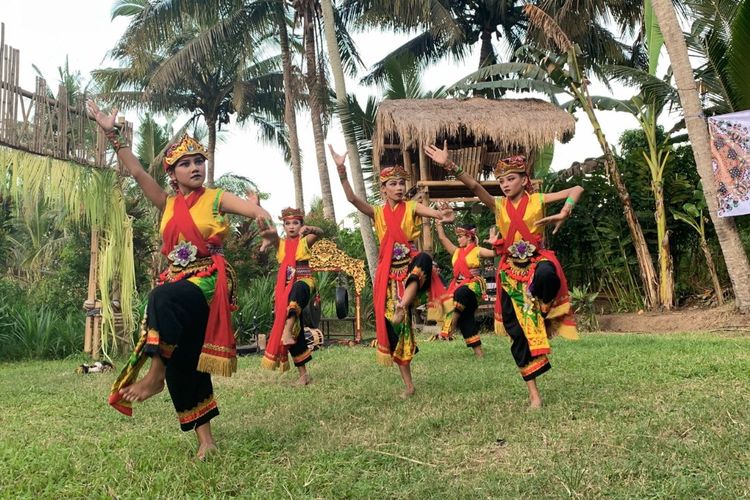 Direktorat Kepercayaan terhadap Tuhan Yang Maha Esa dan Masyarakat Adat menggelar kegiatan memperkuat peran lembaga adat pada tanggal 7 Juni 2022 di Sekolah Adat Osing Pesinauan, Kabupaten Banyuwangi, Jawa Timur.