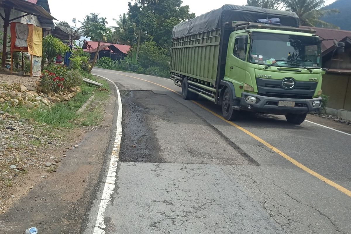 Penambalan jalan nasional Padang-Painan yang dibiarkan sehingga menyebabkan kecelakaan tunggal sepeda motor.