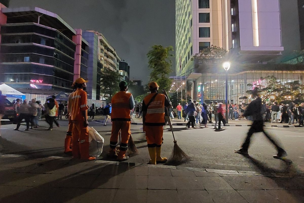 Petugas PPSU bersiap membersihkan kawasan dukuh Atas Sudirman saat Citayam Fashion Week digelar, Sabtu (23/7/2022)