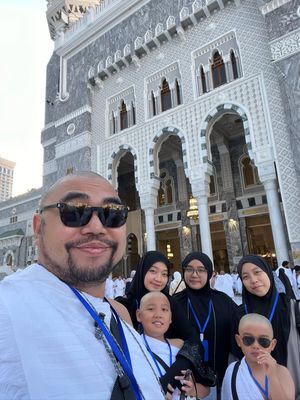 Suami Ayu Dyah Handari meninggal akibat kecelakaan. Baru-baru ini, mereka sempat umrah sekeluarga. Intip 7 potret kenangan indah terakhirnya.