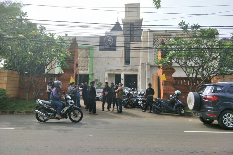 Suasana Pondok Pesantren Tombo Ati di kawasan Pulo Gebang, Jakarta Timur, tempat jenazah Wulan Mayangsari disemayamkan, Senin (19/3/2018).