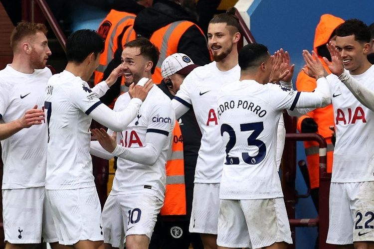 Para pemain Tottenham Hotspur merayakan gol Brennan Johnson ke gawang Aston Villa pada lanjutan laga Liga Inggris di Villa Park, Birmingham, pada Minggu (10/3/2024).