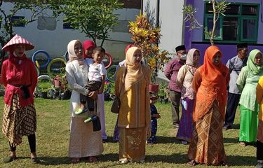 Saat Emak-emak di Probolinggo Ikut Upacara, Kenakan Pakaian Adat ...
