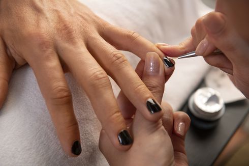 20 Warna Kutek yang Bagus untuk Kulit Gelap agar Tampil Memukau