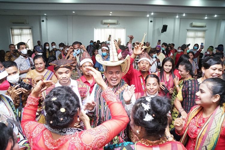 Wali Kota Pangkalpinang Maulan Aklil saat mengenakan topi Ti'i Langga saat pelantikan pengurus asal Pulau Rote, NTT, Minggu (9/1/2022).