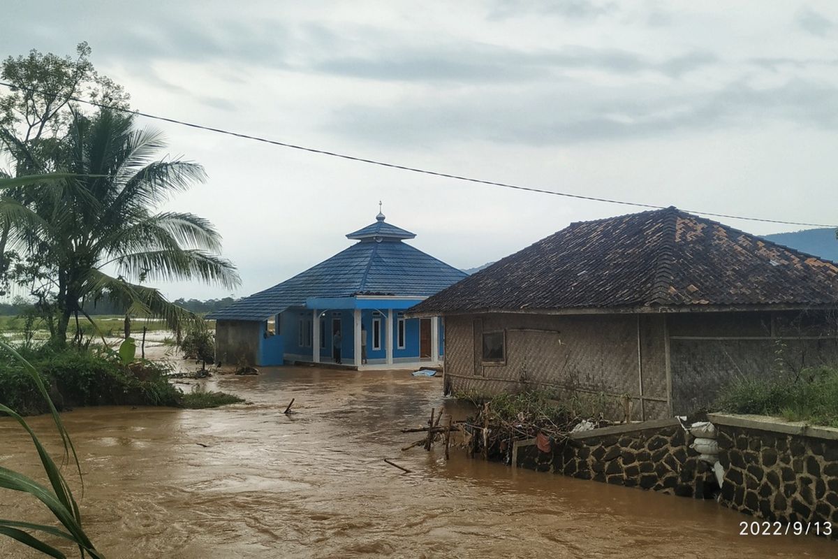 Banjir merendam rumah dan masjid akibat jebolnya tanggul di sungai Cikalong, Kampung Ciuyuhan, Desa Taman Jaya, Kecamatan Ciemas, Sukabumi, Jawa Barat, Selasa (13/9/2022).