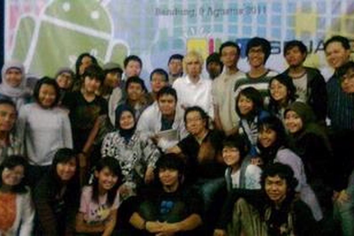 Takashi Tokita (tengah berkaca mata) produser game Final Fantasy dari Square Enix usai memberikan kuliah umum di ITB, Selasa (9/8/2011).