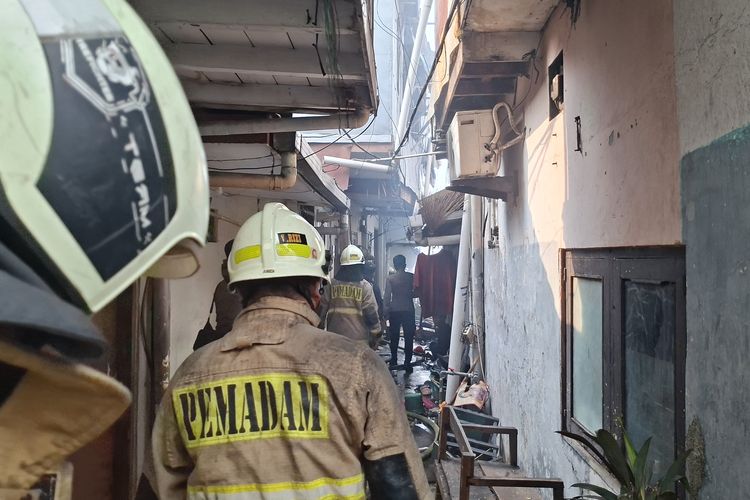 Kebakaran di Permukiman Gambir Jakpus Diduga Akibat Korsleting Listrik, 25 Unit Damkar Dikerahkan