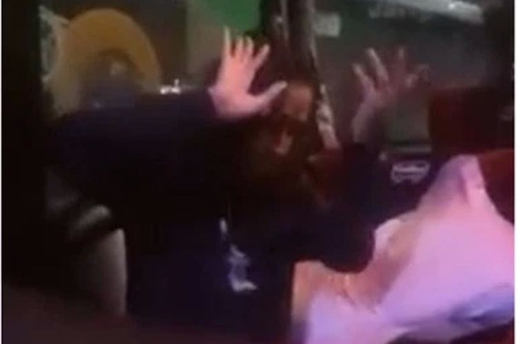 Dalam video berdurasi 25 detik tersebut, seorang wanita terlihat duduk dan menari perlahan dengan mata terpejam. 