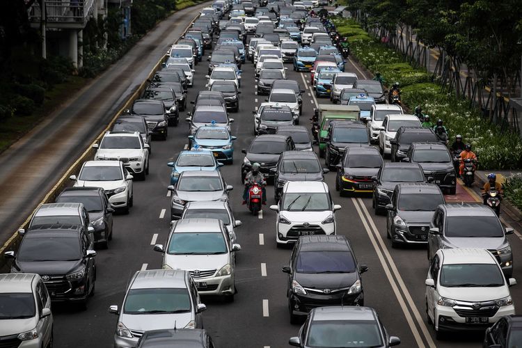 Kemacetan panjang di Jalan M.H Thamrin, Jakarta Pusat, Kamis (6/2/2020). Lembaga Pemantau Kemacetan Lalu Lintas TomTom memastikan Jakarta ada di posisi ke-10 kota termacet di dunia pada 2019 dengan indeks kemacetan 10 persen.